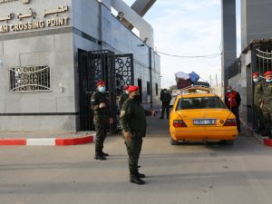  قوات الاحتلال الاسرائيلي قد اعتدت على معبر رفح من الجانبين الفلسطيني والمصري لتعطيل ادخال المساعدات الى القطاع