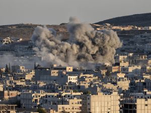 واعلنت كتائب عز الدين القسام استشهاد الهندي وعائلته في غارة استهدفت منزله وعائلته وسط القطاع