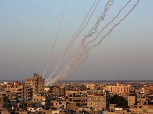 وصلت قوافل المساعدات الإنسانية، صباح الثلاثاء، إلى معبر رفح الحدودي في الجانب المصري، بانتظار السماح بعبورها إلى قطاع غزة.