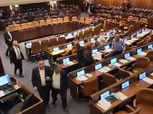 ومن بين الفارين رئيس حكومة الاحتلال والمعارضة 