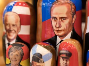 بايدن يربط بين بوتين وحماس