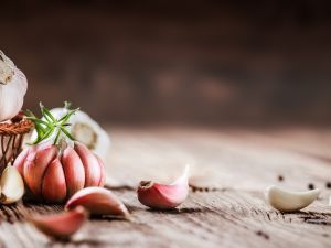 3 فوائد صحية لاستخدام الثوم كعلاج في حالات الحروب