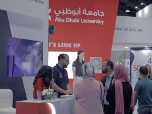 جامعة أبوظبي تطرح أحدث برامجها ومنحها الدراسية في «معرض نجاح أبوظبي 2023»