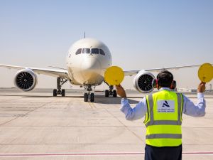 Etihad Welcomes Latest Addition To Fleet As New Boeing 787-10 Dreamliner Touches Down