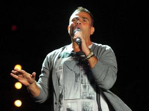 Amr Diab postpones concert in solidarity with Palestine. (Amro Maraghi/ AFP)