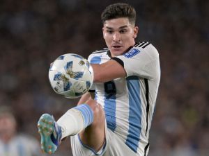Argentina's forward Julian Alvarez stretches for the ball during the 2026 FIFA World Cup South American qualification football match between Argentina and Paraguay at the Mas Monumental stadium in Buenos Aires, on October 12, 2023. (Photo by JUAN MABROMATA / AFP)