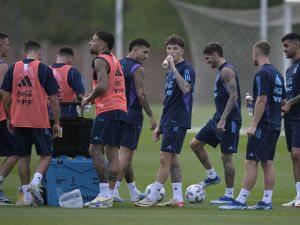 Argentina's footballers take a hydration break during a training session in Ezeiza, Buenos Aires, on October 10, 2023, ahead of FIFA World Cup 2026 qualifier football matches against Paraguay and Peru. (Photo by JUAN MABROMATA / AFP)
