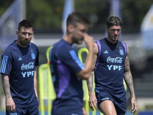 Argentina's forward Lionel Messi (L) and midfielder Rodrigo De Paul take part in a training session in Ezeiza, Buenos Aires on October 16, 2023, ahead of the FIFA World Cup 2026 qualifier football matches against Peru on October 17 in Lima. (Photo by JUAN MABROMATA / AFP)