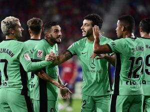 Atletico Madrid's French forward #07 Antoine Griezmann is congratulated by teammates for scoring the opening goal during the Spanish Liga football football match between CA Osasuna and Club Atletico de Madrid at El Sadar stadium in Pamplona on September 28, 2023. (Photo by ANDER GILLENEA / AFP)