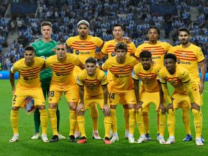 Barcelona's players pose for a team photo before the start of the UEFA Champions League 1st round day 2 group H football match between FC Porto and FC Barcelona at the Dragao stadium in Porto on October 4, 2023. (Photo by Patricia DE MELO MOREIRA / AFP)