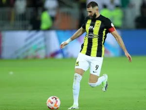 Ittihad's French forward #09 Karim Benzema runs with the ball during the Saudi Pro League football match between Al-Ittihad and Al-Hilal at Prince Abdullah al-Faisal Stadium in Jeddah on September 1, 2023. (Photo by AFP)