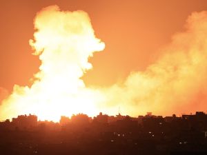 غارات ليلية عنيفة على قطاع غزة