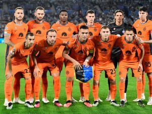 Inter Milan's players pose for a team picture before the start of the UEFA Champions League 1st round day 1 group D football match between Real Sociedad and Inter Milan at the Reale Arena stadium in San Sebastian on September 20, 2023. (Photo by ANDER GILLENEA / AFP)