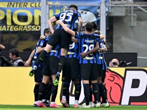 Team players celebrate a goal by Inter Milan's Argentine forward #10 Lautaro Martinez during the Italian Serie A football match between Inter Milan and Bologna at The San Siro Stadium in Milan on October 7, 2023. (Photo by GABRIEL BOUYS / AFP)