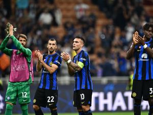 Inter Milan's Italian goalkeeper #12 Raffaele Di Gennaro, Inter Milan's Armenian midfielder #22 Henrikh Mkhitaryan, Inter Milan's Argentine forward #10 Lautaro Martinez and Inter Milan's German defender #31 Yann Bisseck celebrate their victory after the UEFA Champions League 1st round day 2 Group D football match Inter Milan vs Benfica at the San Siro stadium in Milan on October 3, 2023. (Photo by GABRIEL BOUYS / AFP)