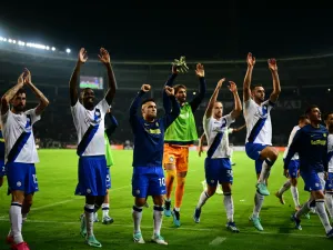 Inter Milan's players celebrate after winning the Italian Serie A football match between Torino and Inter Milan, at Torino's Olympic Stadium, in Turin on October 21, 2023. (Photo by Marco BERTORELLO / AFP)