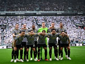 Juventus’ team pose before the Italian Serie A football match between Juventus and Lazio at the “Allianz Stadium” in Turin, on September 16, 2023. (Photo by MARCO BERTORELLO / AFP)