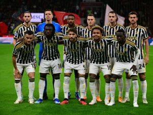 Juventus players pose before the Italian Serie A football match between Milan and Juventus at San Siro Stadium, in Milan on October 22, 2023. (Photo by Marco BERTORELLO / AFP)