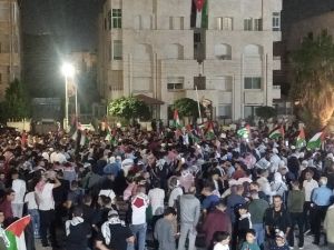 متظاهرون أردنيون قرب السفارة الإسرائيلية