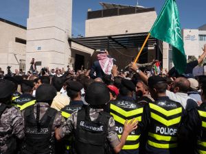 متظاهرون بالقرب من مبنى السفارة الاسرائيلية في عمان