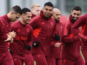 Manchester United's Brazilian striker Antony (2nd L) runs with Portuguese midfielder Bruno Fernandez (R) and Brazilian midfielder Casemiro (C) during a training session at the Carrington Training Complex in Manchester, north-west England on October 2, 2023 ahead of their UEFA Champions League Group A football match against Galatasaray. (Photo by Darren Staples / AFP)