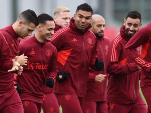 Manchester United's Brazilian striker Antony (2nd L) runs with Portuguese midfielder Bruno Fernandez (R) and Brazilian midfielder Casemiro (C) during a training session at the Carrington Training Complex in Manchester, north-west England on October 2, 2023 ahead of their UEFA Champions League Group A football match against Galatasaray. (Photo by Darren Staples / AFP)