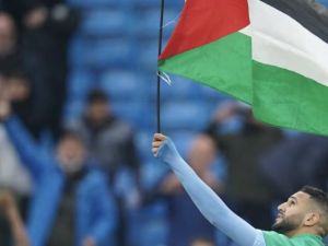 رياض محرز يرفع علم فلسطين 