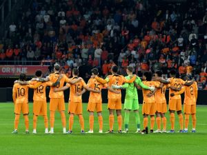 Netherlands' team line up before kick-off during the Euro 2024 qualifying football match between the Netherlands and France at the Johan Cruijff ArenA in Amsterdam on October 13, 2023. (Photo by JOHN THYS / AFP)