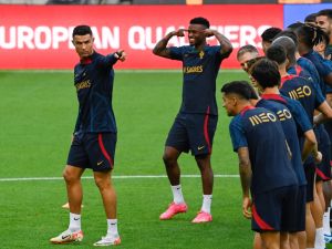 Portugal's forward Cristiano Ronaldo (L) gestures during a training session on the eve of the EURO 2024 first round group A qualifying football match between Portugal and Slovakia at the Dragao stadium in Porto on October 12, 2023. (Photo by MIGUEL RIOPA / AFP)