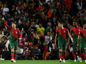 Portugal's forward #07 Cristiano Ronaldo celebrates with teammates after scoring his team's second goal during the EURO 2024 first round group A qualifying football match between Portugal and Slovakia at the Dragao stadium in Porto on October 13, 2023. (Photo by MIGUEL RIOPA / AFP)