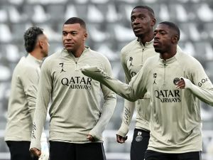 Paris Saint-Germain's French forward #07 Kylian Mbappe (L), Paris Saint-Germain's French defender #26 Nordi Mukiele (2R) and Paris Saint-Germain's French forward #10 Ousmane Dembele (R) attends a team training session at St James's Park stadium in Newcastle-upon-Tyne, north east England on October 3, 2023, on the eve of their UEFA Champions League group F football match against Newcastle United. (Photo by FRANCK FIFE / AFP)