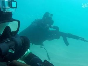 مقاتلو كتائب عز الدين القسام يقتحمون موقع زيكيم الاسرائيلي عبر البحر