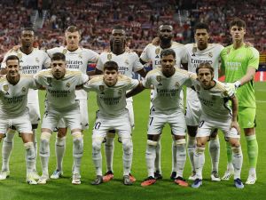 Real Madrid players pose before the Spanish Liga football match between Club Atletico de Madrid and Real Madrid CF at the Metropolitano stadium in Madrid on September 24, 2023. (Photo by Oscar DEL POZO / AFP)