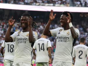 Real Madrid's Brazilian forward #07 Vinicius Junior (R) celebrates with Real Madrid's French midfielder #12 Eduardo Camavinga after scoring his team's third goal during the Spanish league football match between Real Madrid CF and CA Osasuna at the Santiago Bernabeu stadium in Madrid on October 7, 2023. (Photo by Pierre-Philippe MARCOU / AFP)