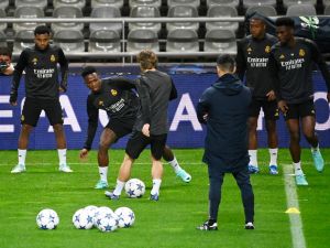 Real Madrid's players attend a training session at the Municipal stadium of Braga on October 23, 2023, on the eve of the UEFA Champions League 1st round day 3 Group C football match between SC Braga and Real Madrid CF. (Photo by MIGUEL RIOPA / AFP)