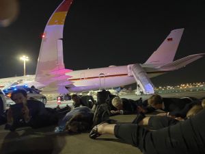 لحظات الرعب في مطار بن غوريون بعد إطلاق رشقة من الصواريخ 