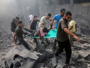 Palestinians look for survivors after an Israeli airstrike in Rafah refugee camp, southern Gaza Strip. (Anas Mohammed/ Shutterstock)