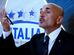 Newly appointed Italy's national football team head coach Italian Luciano Spalletti gestures during a press conference at Coverciano training ground in Florence on September 02, 2023. (Photo by Filippo MONTEFORTE / AFP)