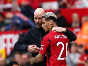 Manchester United's Brazilian midfielder Antony (R) is congratulated by Manchester United's Dutch manager Erik ten Hag (L) as he leaves the pitch during the pre-season friendly football match between Manchester United and Lens at Old Trafford stadium, in Manchester, on August 5, 2023. (Photo by Darren Staples / AFP)