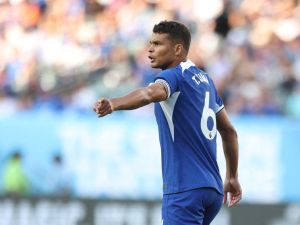 Thiago Silva #6 of Chelsea directs his team during the first half of the pre season friendly match against the Brighton & Hove Albion at Lincoln Financial Field on July 22, 2023 in Philadelphia, Pennsylvania. Tim Nwachukwu/Getty Images/AFP (Photo by Tim Nwachukwu / GETTY IMAGES NORTH AMERICA / Getty Images via AFP)