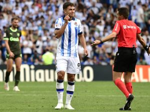 Real Sociedad's Spanish midfielder #04 Martin Zubimendi talks with Spanish referee Hernanadez Maeso during the Spanish Liga football match between Real Sociedad and Girona FC at the Reale Arena stadium in San Sebastian on August 12, 2023. (Photo by ANDER GILLENEA / AFP)