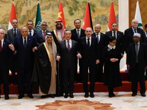 قال كبير الدبلوماسيين في الصين إن بلاده تؤيد بشكل كامل الدعوة إلى حل الدولتين 