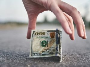 تفسير حلم العثور على نقود ورقية واخذها