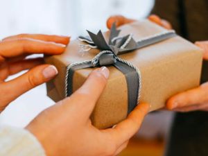 تفسير حلم الهدية من شخص معروف