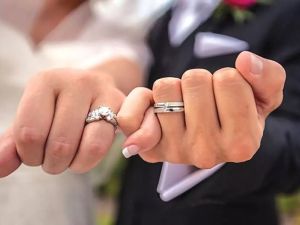 تفسير رؤية زواج المتزوجة من رجل مجهول