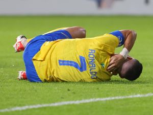 رونالدو يتعرض للإصابة (Photo by Fayez NURELDINE / AFP)