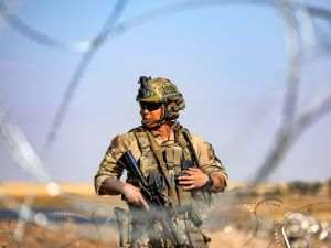 قصف بالصواريخ والمسيرات يستهدف ثلاث قواعد اميركية بسوريا