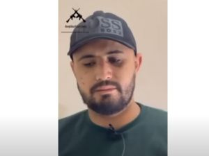علق عناصر المقاومة في المدينة جثث العملاء الاحتلال أمام جماهير المقاومة وذوي الشهداء
