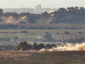 قال وزير خارجية الاحتلال، إيلي كوهين، اليوم الاثنين، إن الضغوط الدولية تزداد على إسرائيل، لدفعها لإنهاء الحرب على قطاع غزة، وأضاف أن أمام إسرائيل أسبوعين إلى 3 أسابيع لحسم الحرب. و قال كوهين إن قضية الأسرى الإسرائيليين لدى حركة المقاومة الإسلامية تعد وسيلة أساسية تعطي تل أبيب الشرعية لمواصلة الحرب. وأشار كوهين إلى أن "العالم يتفهم ألا تتوقف إسرائيل عن القتال حتى إطلاق سراح جميع المحتجزين". يذكر أن التأييد الدولي لإسرائيل آخذ بالتراجع، ولاسيما مع النقل المباشر للأزمة الإنسانية في القطاع،  واستشهاد ما يزيد عل