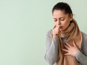 وصفات طبيعية لعلاج الكحة في فصل الشتاء